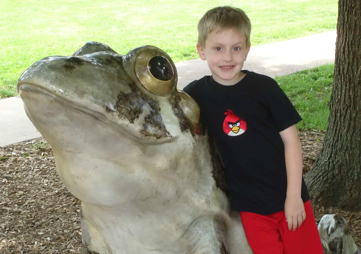 kid with frog statue