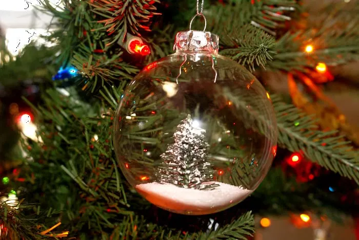 FLOATING Photo Ornaments (and a trick to make it work)