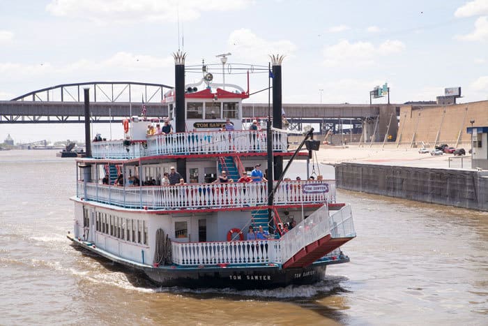 tom sawyer riverboat at the St. Louis Arch