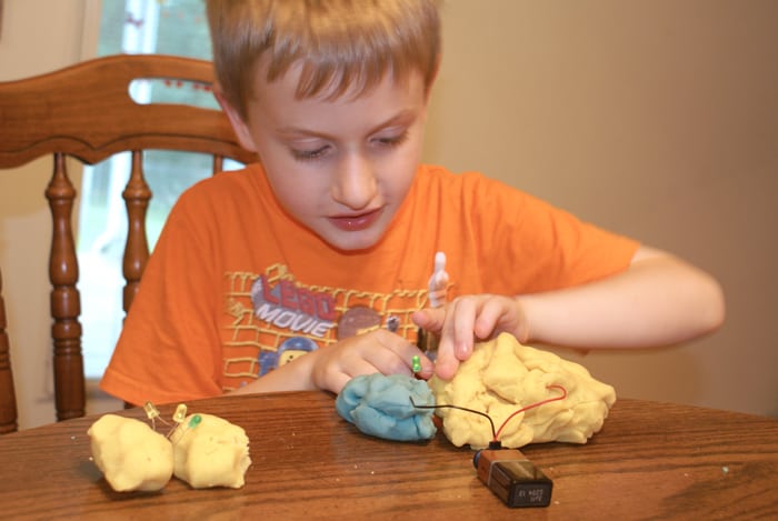 squishy circuits dough