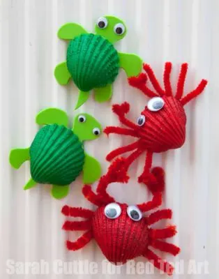Turtles and crabs made from shells and pipe cleaners.