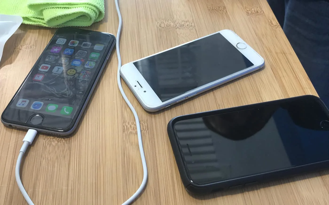 iphones on desk transferring data