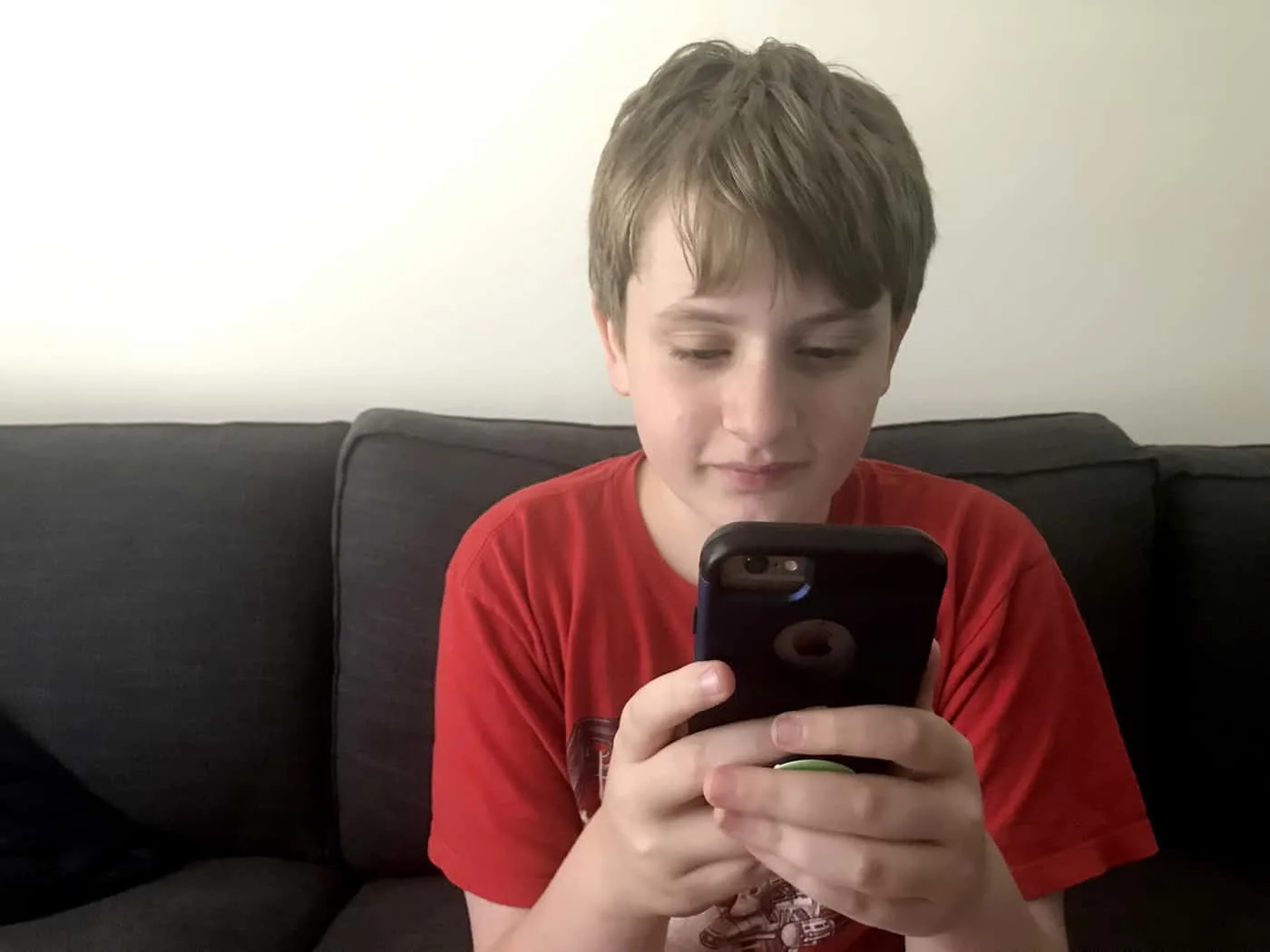 tween kid with iphone