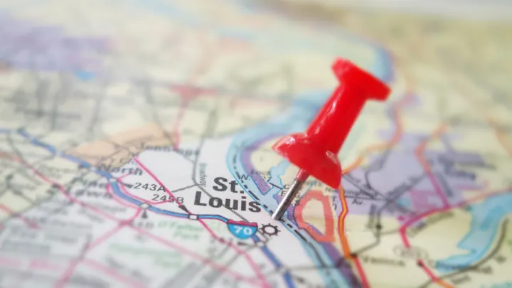map of St. Louis with a thumb tack in it