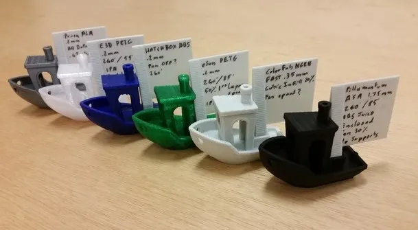 6 3D Benchy boats with printed plastic flags for notes